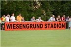Die neue Bande nennt den Namen des Schwemmelsbacher Stadions.