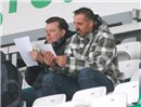 Zwei Gaustadter in Fürth: Ali Göbhardt, Trainer des ASV Gaustadt (re.), und Gerhard Haßfurter, studieren die Aufstellungen der Teams.