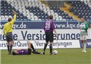 Dafür gibt's Gelb! Bambergs Markus Grasser liegt nach einem Kopfball-Duell am Boden, Übeltäter Romas Dressler (rechts) wird von Schiri Arno Blos verwarnt.