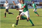 Laufduell mit Haken und Ösen: FC-Kapitän Thorsten Schlereth ist einen Tick vor Gegenspieler Stephan Krug am Ball.