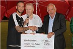 Thomas Dotterweich bekommt von Bezirksspielleiter Ludwig Beer den Siegesscheck über 500 Euro.
