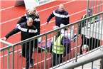 Bilder, die kein Fußballfan sehen möchte: Mit Verdacht auf Schienbeinbruch wird Andre Jerundow vom Spielfeld getragen und ins Krankenhaus gebracht.