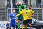 Regionalliga-Debütant Florian Veigl fängt einen Flankenball sicher ab.
