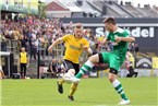 Endstadion Gallier-Abwehr: Florian Thierauf (gelb) bleibt gegen Manuel Orf hängen.