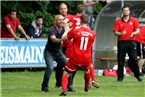 Der Torschütze Sebastian Fries feiert den Treffer mit seinem Coach Claudiu Bozesan.
