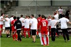Spieler und Fans der Kickers feiern den Aufstieg in die Bayernliga.