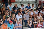Die Zuschauer auf dem Sportgelände in Großbardorf verfolgen eine heiße Schlussphase.