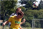 Im Duell der Kapitäne setzt sich Don Boscos Spielführer Markus Fischer (vo.) in diesem Kopfballduell gegen den ehemaligen Eintracht-Akteur Kevin Kühnlein (hi.) durch.