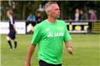 In den letzten Minuten vor dem Anpfiff volle Konzentration bei Gerd Klaus, beim Trainer des FC Schweinfurt 05.