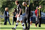 Trainer Christoph Starke von der SpVgg Bayreuth schaut etwas besorgt wegen einer Wadenblessur seines Spielers Kristian Böhnlein.