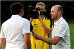 Einen neuen Job bekam der verletzte Altstädter Manndecker Philipp Hannemann von TVO-Mann Ulf Felgenhauer aufs Auge gedrückt: Als Kameramann führte er das Interview mit Jahn-Coach Michael Hutzler.