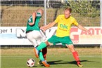 Nicolas Wunder (gelb) lässt den FCS-Akteur Florian Gundelsheimer (grün) hart über die Klinge springen.