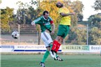 Der eingewechselte Christos Makrigiannis (gelb) kann das Kopfballduell gegen Sands Kapitän Daniel Krüger (grün) gewinnen.