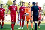 Die Spieler des TSV Aubstadts protestierten bei Schiedsrichter Roman Potemkin nach dessen Elfmeterpfiff vor dem 0:1.