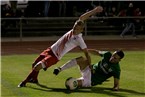 Timo Noppenberger und Klaus Faßold kämpfen artistisch um den Ball.