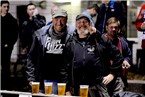 Bei allem Ärger auf den Rängen: Die beiden FSV Frankfurt-Anhänger und WFV-Symphatisanten im Gepäck der unterfränkischen Fans genossen das fränkische Bier statt des Äppelwois.