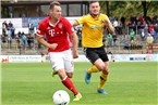 Jan Kralik (gelb) verfolgt Bayern-Angreifer Karl-Heinz Lappe.