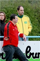 Auch der Trainer des Tabellenführers Jahn Forchheim Alexander Rambau (gelbe Jacke) ließ sich das Spitzenspiel nicht entgehen. 