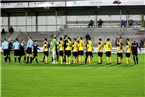 Beim Handshake: Der VfL Frohnlach in gelb, der SC Eltersdorf in schwarz.