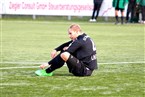 Pechvogel Sebastian Lindner sitzt nach dem Schlusspfiff enttäuscht auf dem Boden.