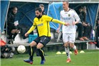 Tayfun Özdemir (gelb) kann den Ball annehmen, ohne dass ihn Gegenspieler Tomas Sturm unter Druck setzt.