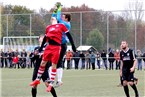 Souverän pflückt Simon Mai (FC Sand) das Leder aus der Luft. Dominik Grader (TSV Aubstadt) kommt nicht an den Ball.