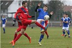 Marco Zagoricic klärt den Ball vor Marvin Schimm.