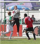 So schaut es aus, wenn ein sicherer Keeper zupackt. Demonstriert vom Weißenburger Coach Joachim Müller.

