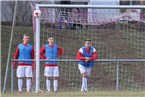 Da schauen die Ersatzspieler des ATSV nur, als der Ball an den Pfosten klatscht.