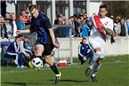 Jan Sperber spielt den Ball vor dem eingewechselten Adham Abu-Zalam.