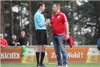 FSV-Coach Jörg Pötzinger (re.) informiert sich in der Halbzeitpause über die eine oder andere Entscheidung bei Schiedsrichter Fabian Zimmermann. Einer Meinung waren die beiden im Spielverlauf eher selten.