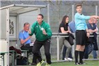 TSV-Coach Werner Thomas (grün) hadert mit der Abseitsentscheidung des Schiedsrichtergespanns.