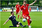 Der Schweinfurter Nikola Jelisic grätscht gegen den Münchner Patrick Puchegger.