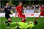 Schweinfurts Adam Jabiri taucht vor Bayern-Keeper Andreas Rößl auf, wird aber auch vom Münchner Leon Fesser abgedrängt.