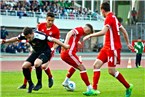 Der Schweinfurter Nikola Jelisic nimmt es gegen drei Münchner, darunter Niklas Dorsch auf.
