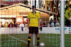Frust bei Hannes Küfner: Von seinem Schienbein prallt der Ball ins Tor.
