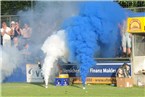Das wird die Verbandskassen freuen: Die TuS-Anhänger hüllten das Pegnitzer Stadion in blau-weißen Rauch.