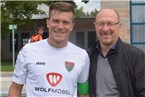 Sohn und Vater danach vereint: Schweinfurts Zugang Patrick Wolf und Ex-Bundesligaspieler Wolfgang Wolf 