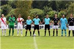 Das Gespann um den leitenden Referee Sebastian Cornely (Mi.) präsentiert sich samt beiden Teams den Zuschauern. Diese werden angeführt von Michael Kammermeyer (li., ATSV Erlangen) und Sebastian Kunick (TSV Sonnefeld).