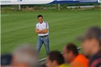Thomas Adler (Trainer, TSV Buch) schaut mit kritischem Blick in Richtung der Zuschauer.