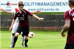 Yannick Diederichs schirmt den Ball gegen Ahmet Kulabas ab (hi.).