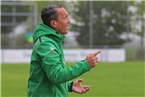 Thomas Werner (Trainer, TSV Neudrossenfeld) gestikuliert am Spielfeldrand.