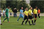 Der leitende Referee Sven Thoma führt assistiert von Manuel Smetak und Marcel Krauß beide Teams auf das Spielfeld. Mit im Bild ASV-Keeper Fabio Gossler.