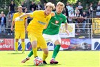 Dominik Schmitt (gelb) behauptet im Mittelfeld den Ball vor Christopher Kracun.