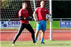 Während des Aufwärmprogramms begutachten Torhüter Florian Dörnbrack (li.) und Torwarttrainer Daniel Horcher (re.) den Gegner aus Seligenporten.
