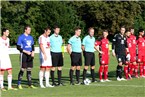 Das Schiedsrichtergespann aus Patrick Hanslbauer (TSV Altenberg) sowie seinen Linienrichtern Martin Götz (re., DJK Tütschengereuth) und Markus Görtler (li., RSC Oberhaid) begrüßt mit den Teams des SV Memmelsdorf (weiß) und des SV Seligenporten (rot) die Zuschauer.