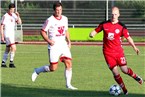 Raffael Kobrowskis (re.) Tor zum 0:1 brachte Seligenporten gegen die Heimelf um Michael Wernsdorfer (li.) auf die Siegerstraße.