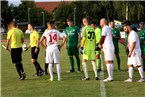 Mit dem Ball in der Hand führt Referee Quirin Demlehner beide Teams auf das Spielfeld: ATSV Erlangen in weißen Trikots, der Baiersdorfer SV in grün.