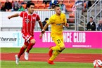 Ivan Knezevic (gelb) ist zwar vor Resul Türkkalesi am Ball, aber der Bayern-Verteidiger kann die Flanke dennoch verhindern.