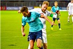 Illertissens Moritz Nebel schirmt den nicht zu sehenden Ball gegen Schweinfurts Kapitän Marco Janz ab.